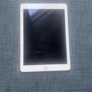 iPad with box (5th generation) EUC 128GB Gold back